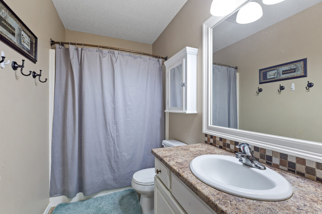 30_836_Lindsay30_mls