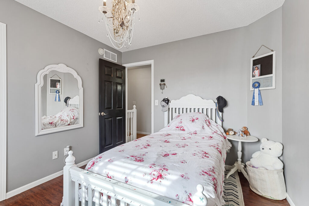 32_836_Lindsay32_mls