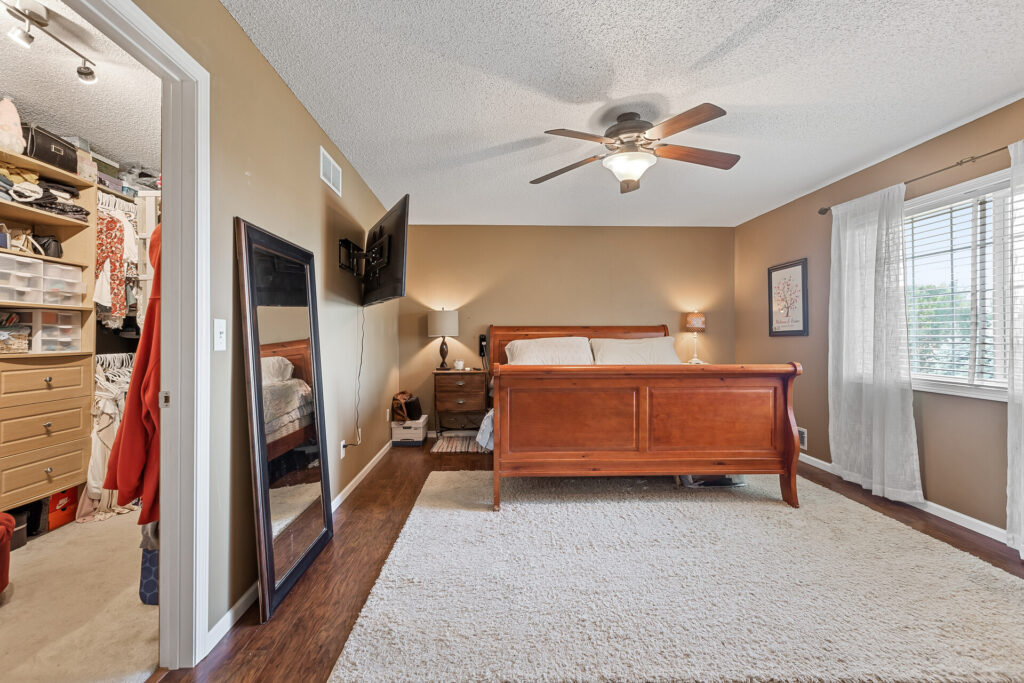 33_836_Lindsay33_mls