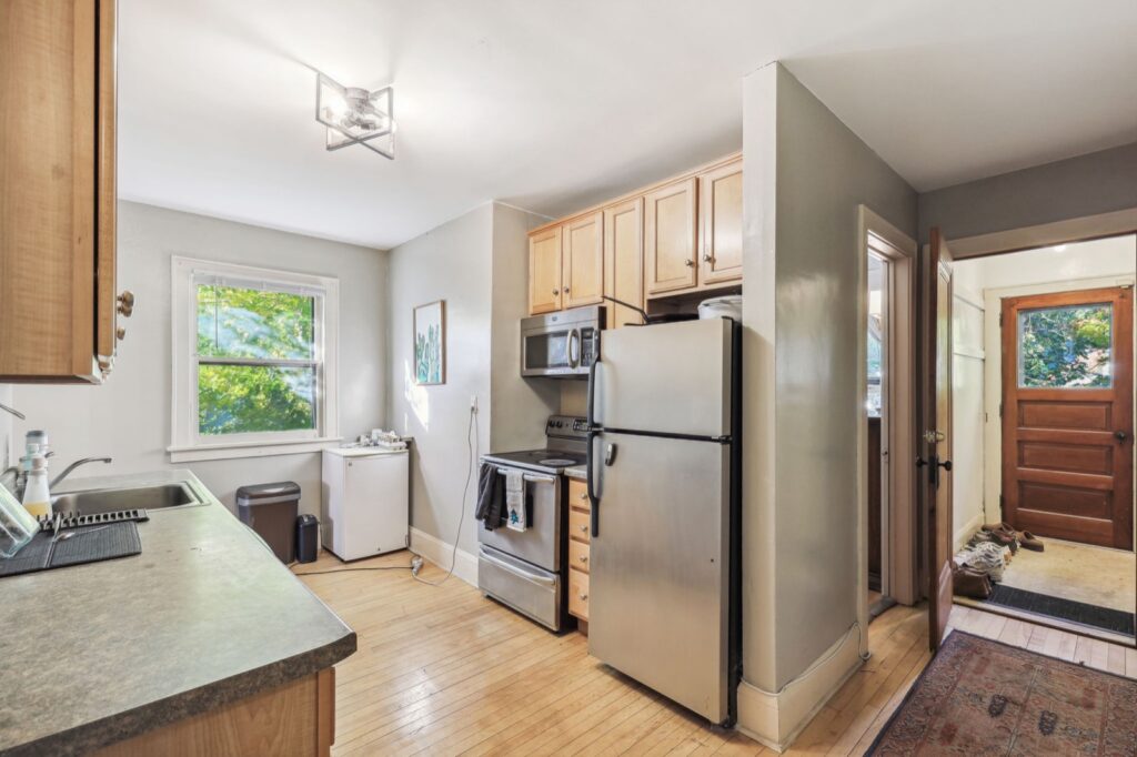 31-web-or-mls-3316-Hennepin-Ave-030