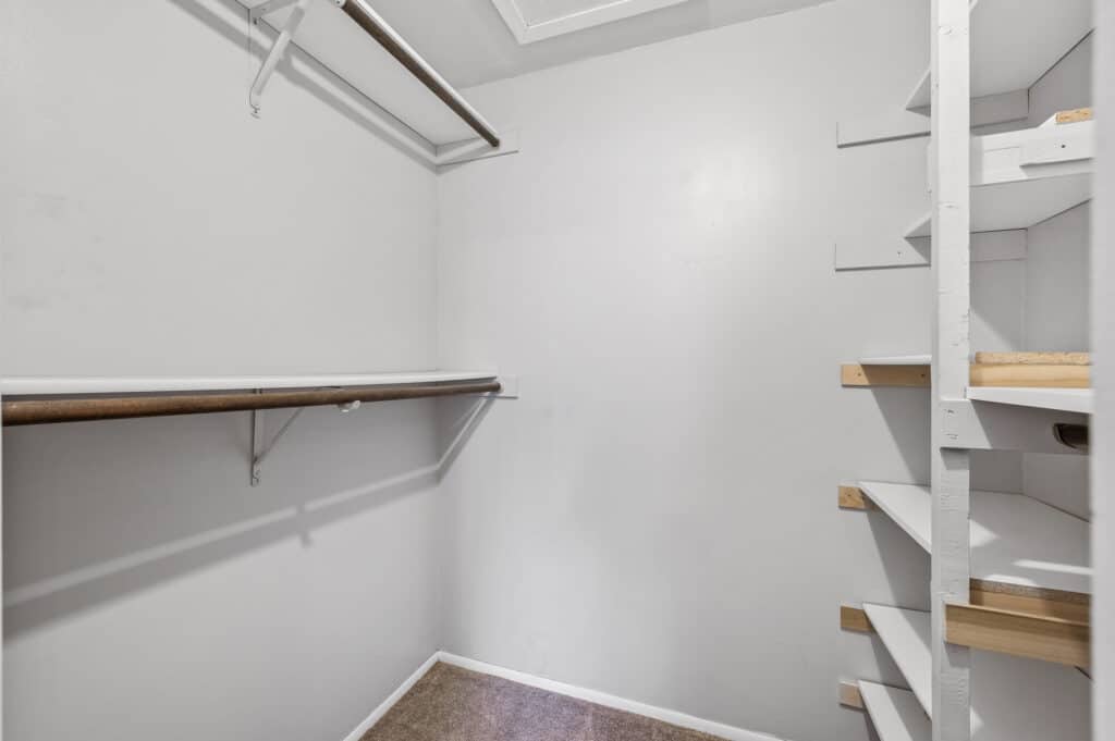 30_6503_Ives_Ln_N30_mls