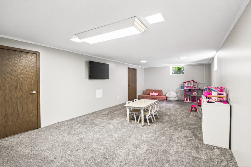 24_8023_Dakota_Ave24_mls