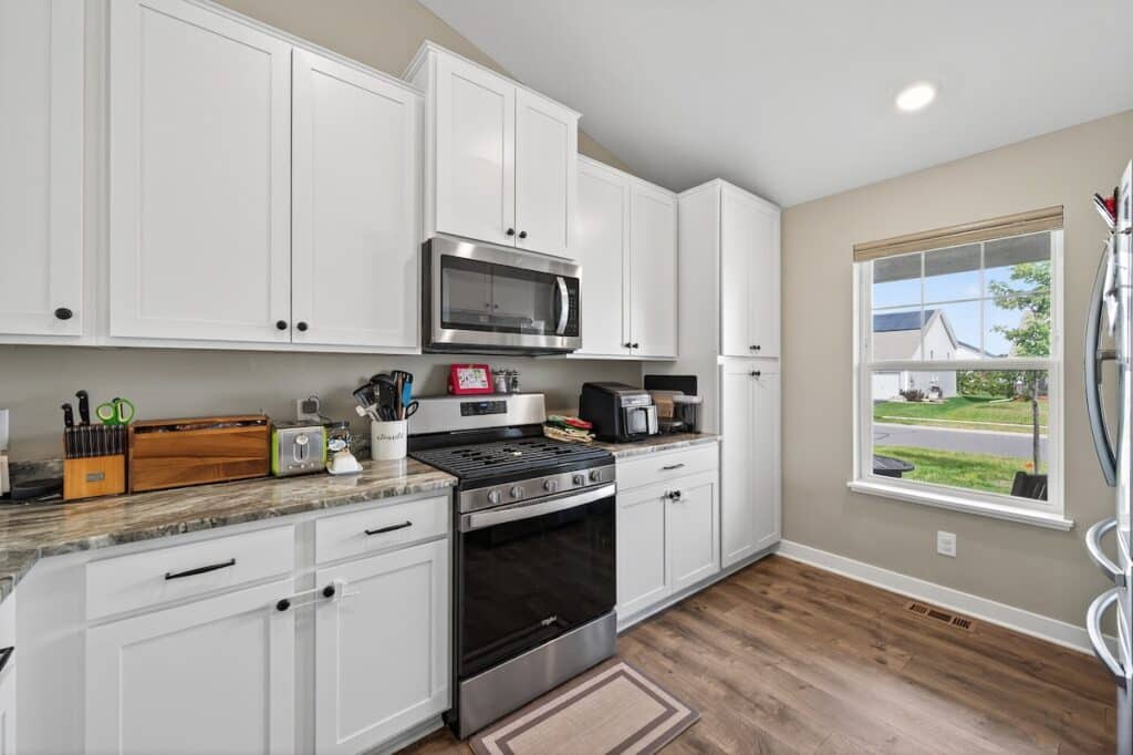 09_4845_Empress_Ave_N9_mls