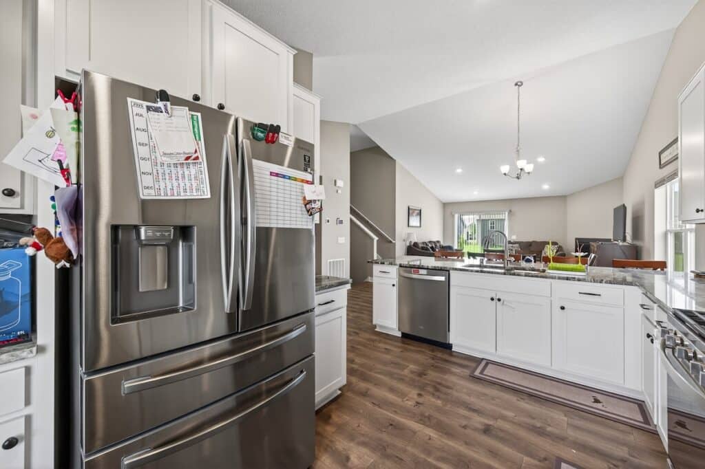 10_4845_Empress_Ave_N10_mls