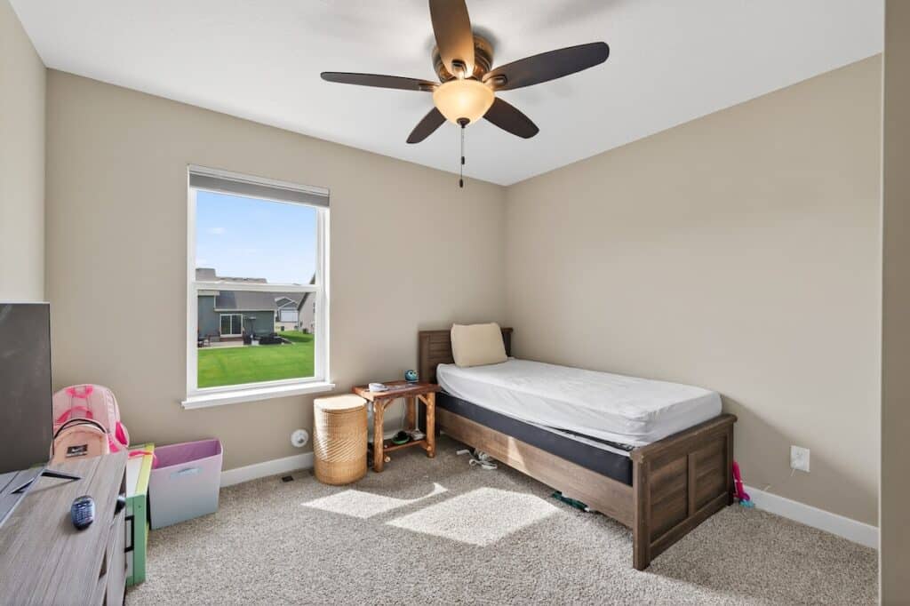 16_4845_Empress_Ave_N16_mls