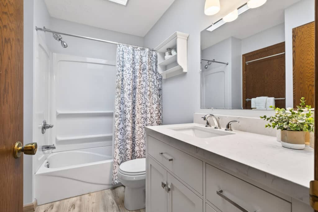 13_7050_43rd_St_N13_mls