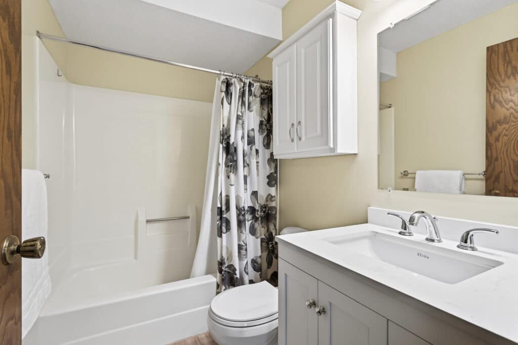 22_7050_43rd_St_N22_mls